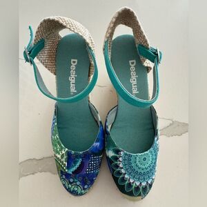 Desigual wedge pumps